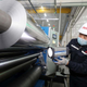Un operario examina un rollo de aluminio en China.